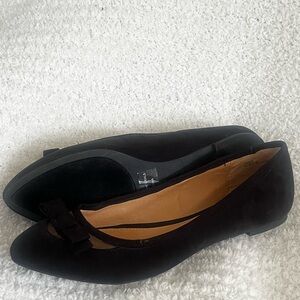 Classic Black Flats with Soft Material and Rounded Toe